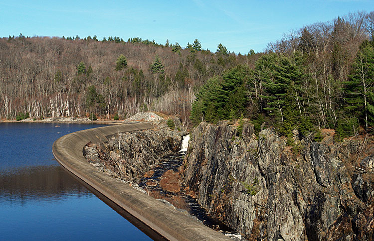 Charles A. Goodwin Dam, Überlauf